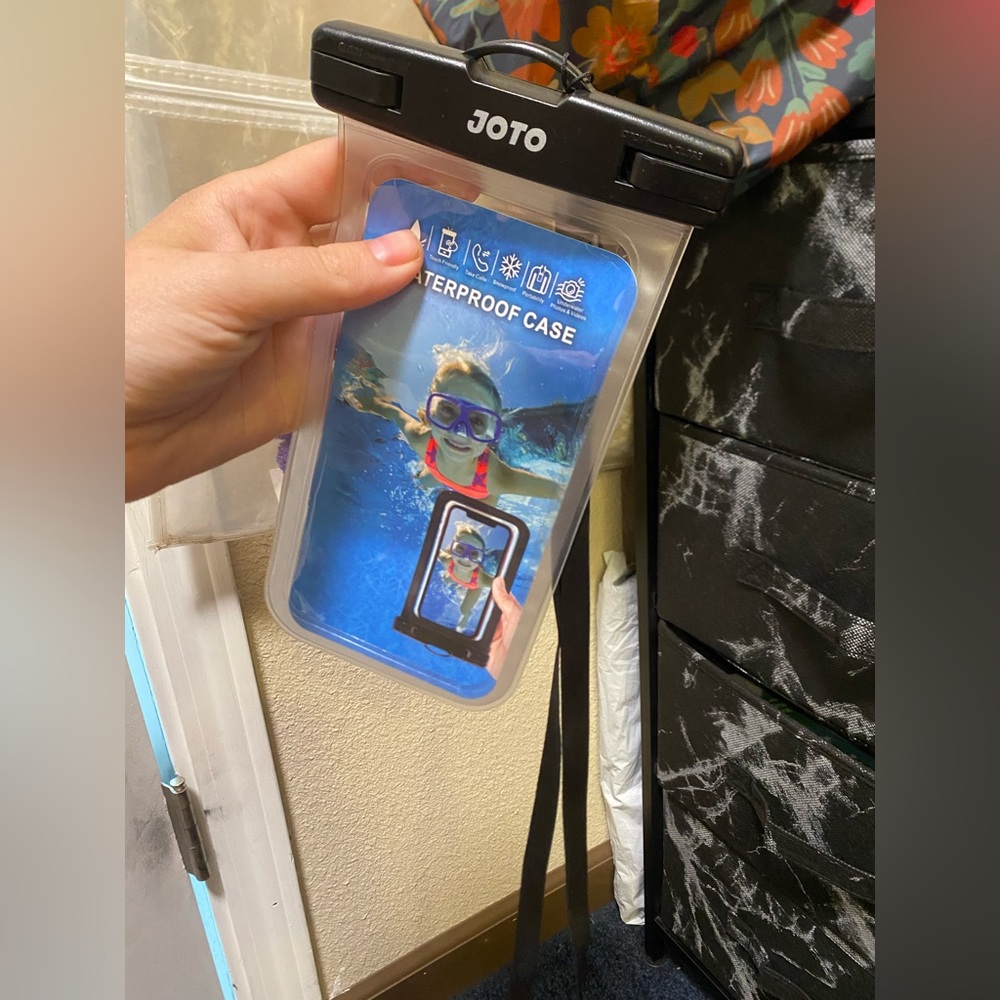 Phone waterproof pouch with lanyard